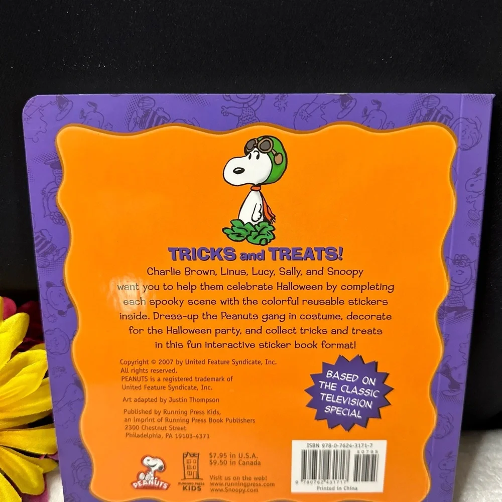 12 Halloween Plastic Decoration Balls/“It’s The Great Pumpkin Charlie Brown Book